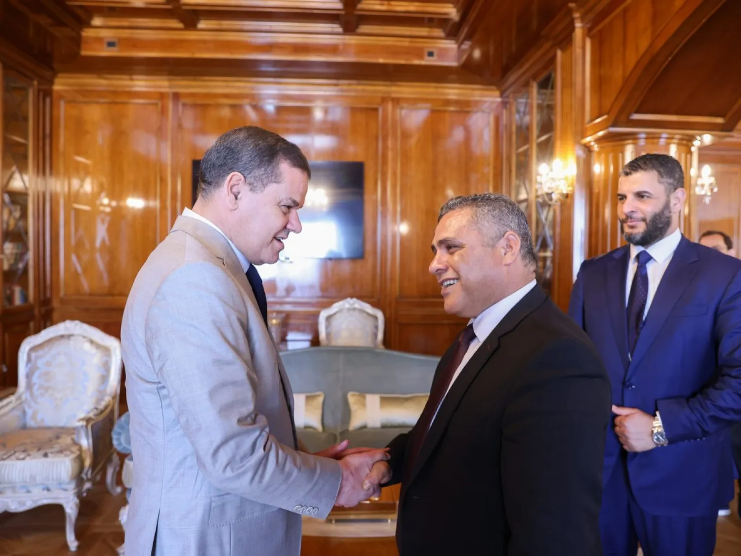 الدبيبة مستقبِلاً في لقاء سابق وزير الداخلية التونسي خالد النويري (الوحدة)