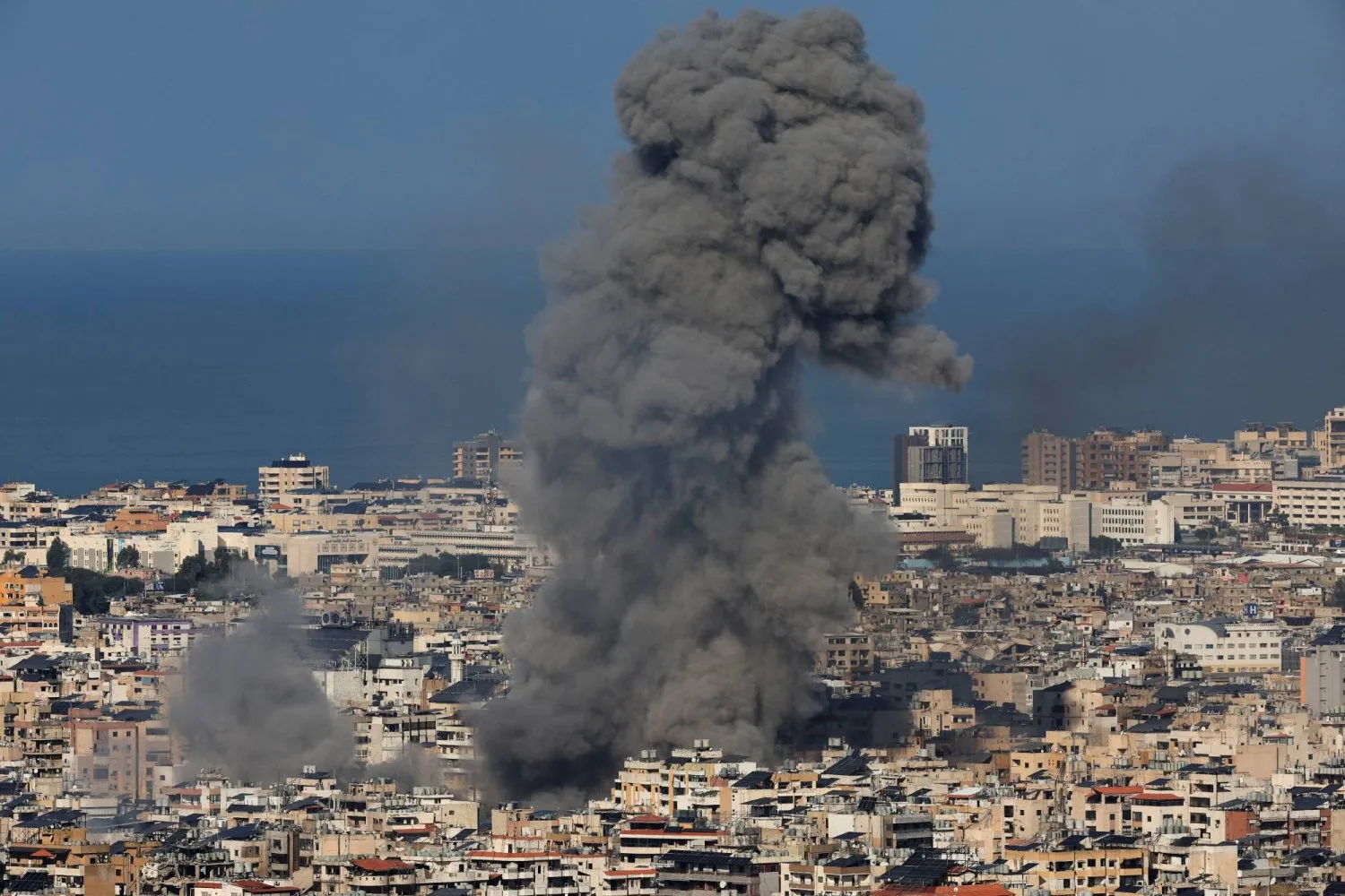  İsrail hava saldırısının ardından Beyrut'un güney banliyölerinden yükselen dumanlar (Reuters)