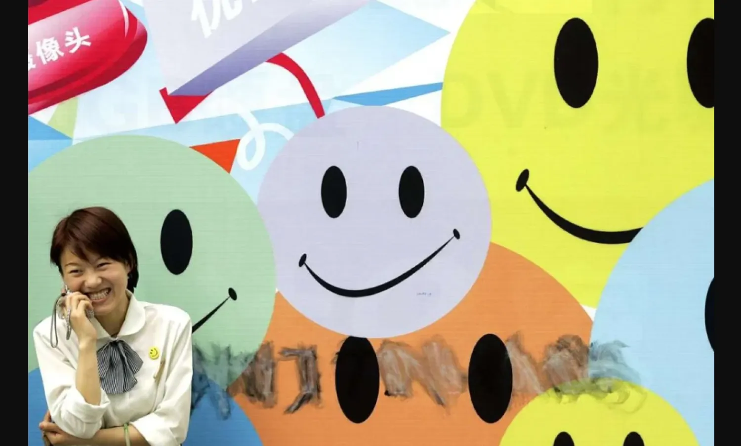 خطوة الاتصال بصديق لإخباره بأنك تفكر فيه تعتبر طريقة سهلة لتنمية العلاقات الإيجابية (أ.ف.ب)