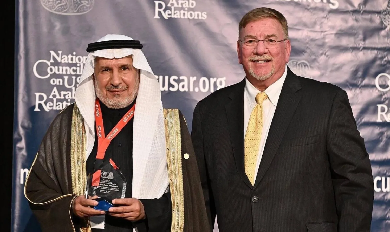 د. عبد العزيز الربيعة خلال تسلمه الجائزة من ديلانو روزفلت (الشرق الأوسط)
