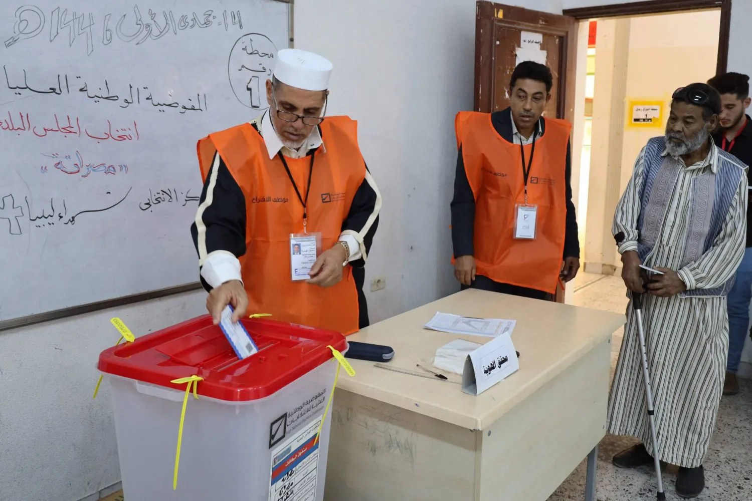 ليبي يدلي بصوته في أحد مراكز الاقتراع (أرشيف/أ.ف.ب)