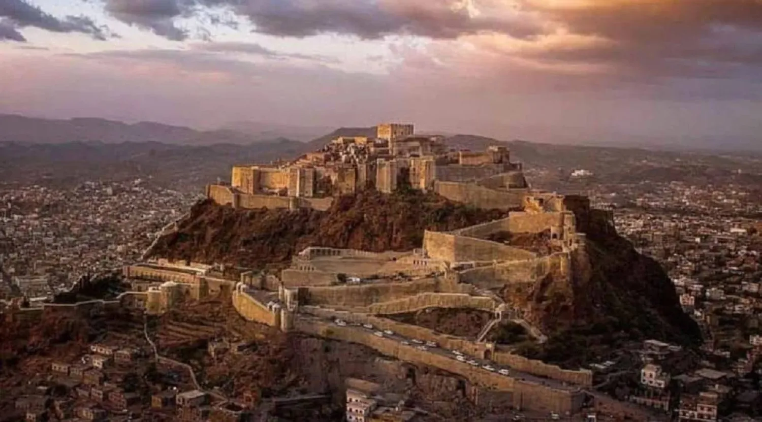 منظر عام لقلعة «القاهرة» التاريخية في مدينة تعز اليمنية (إكس)