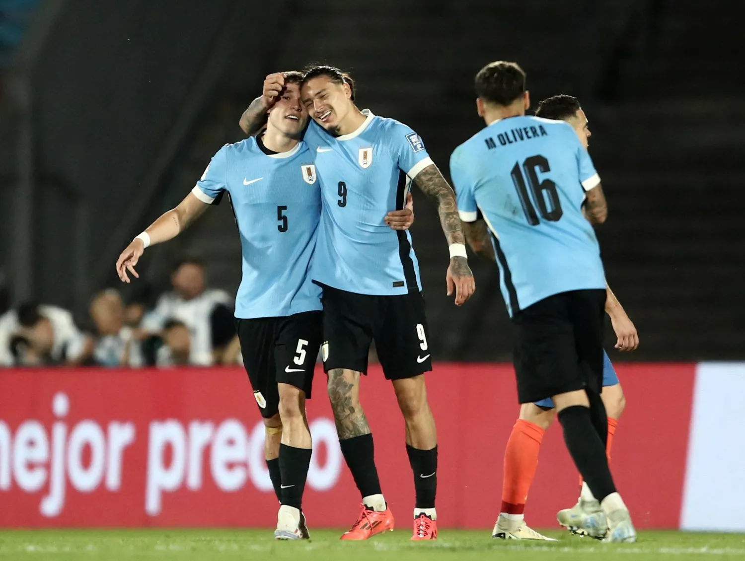 مانويل أوغارتي (يسار) والفرحة بهدفه القاتل (رويترز)