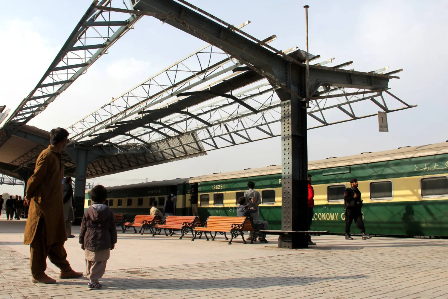 آثار التفجير الانتحاري الذي استهدف قوات من الجيش الباكستاني في محطة للسكك الحديدية (إ.ب.أ)