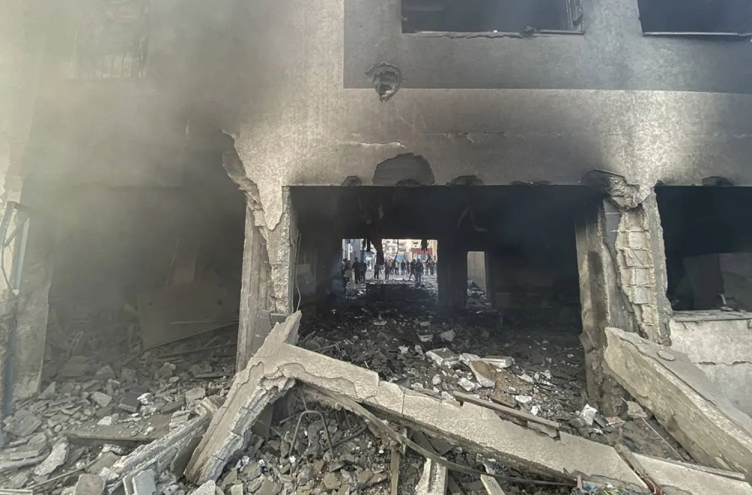  14 November 2024, Palestinian Territories, Gaza: Palestinians inspect the damage after an Israeli airstrike at the Salahaddin School, where the displaced Palestinians took shelter in the el-Rimal neighborhood of Gaza. Photo: Hadi Daoud/APA Images via ZUMA Press Wire/dpa 