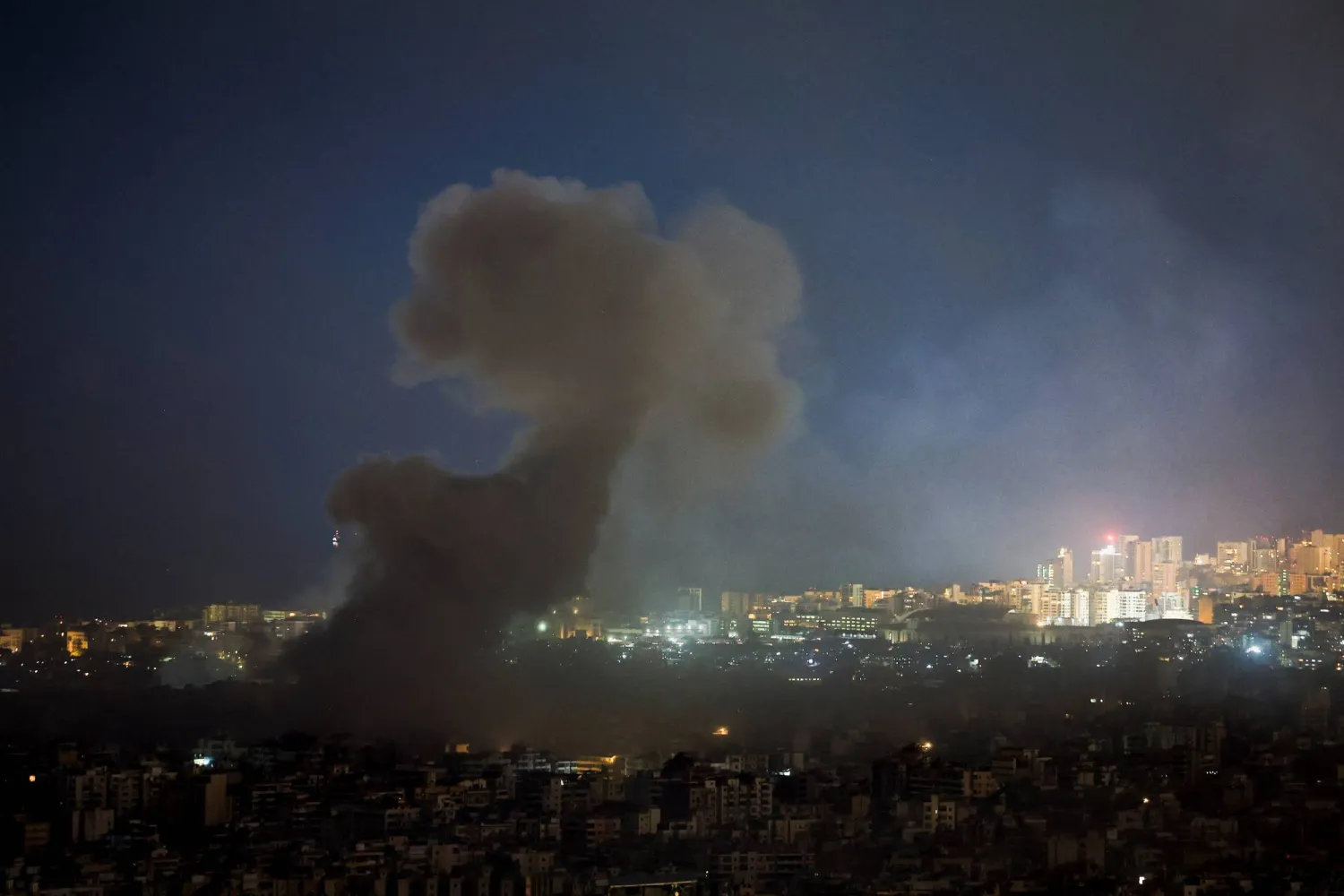 سحابة من الدخان ترتفع في سماء الضاحية الجنوبية لبيروت جراء غارات إسرائيلية (رويترز)