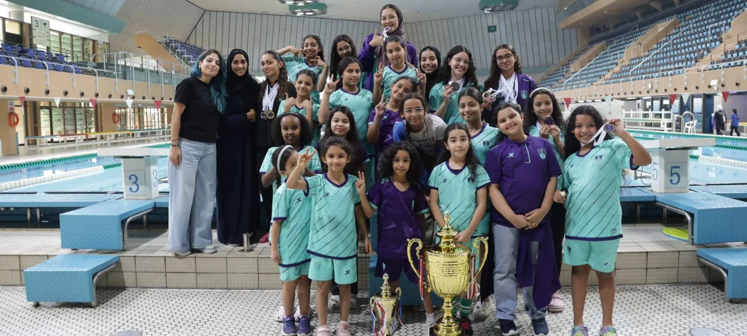 لاعبات السباحة في الأهلي خلال تتويجهن باللقب (الأهلي)