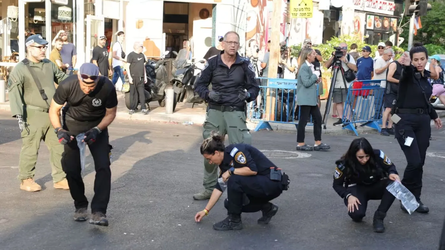 عناصر من الشرطة الإسرائيلية في موقع انفجار طائرة مسيّرة تبنتها الجماعة الحوثية في يوليو (تموز) الماضي (إ.ب.أ).