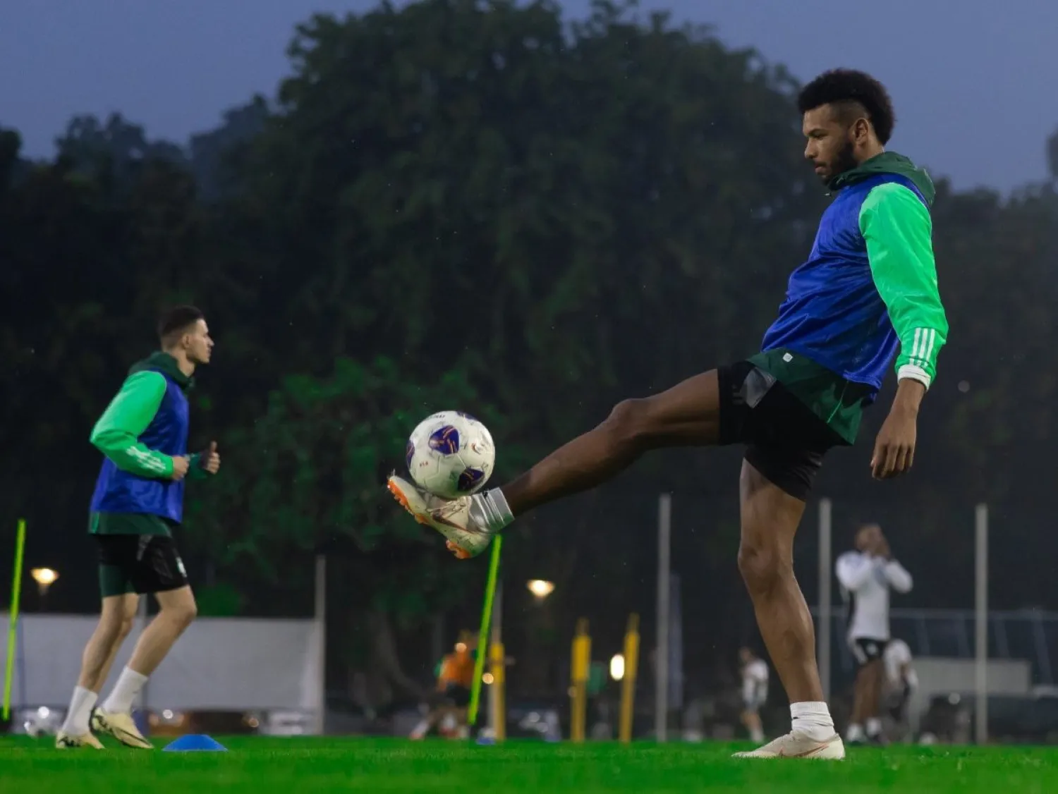 البليهي مدافع المنتخب السعودي خلال الاستعدادات للمباراة (المنتخب السعودي)