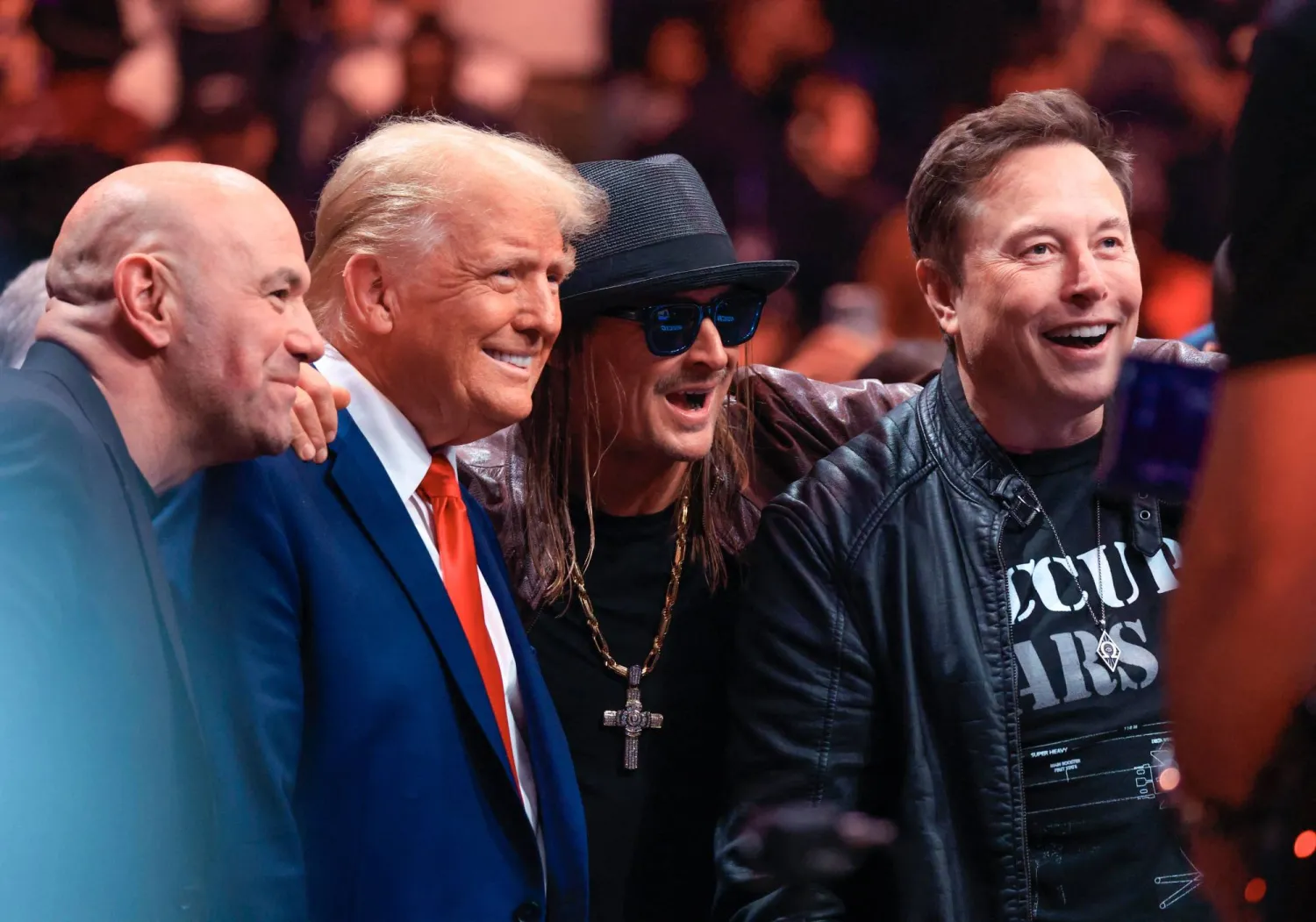 (من اليسار إلى اليمين) الرئيس التنفيذي لبطولة مسابقة «يو إف سي» دانا وايت والرئيس الأميركي المنتخب دونالد ترمب والمغني كيد روك والرئيس التنفيذي لشركتي «تسلا» و«سبيس إكس» إيلون ماسك يلتقطون صورة أثناء حضورهم مباراة في بطولة الفنون القتالية المختلطة في ماديسون سكوير غاردن في نيويورك (أ.ف.ب)