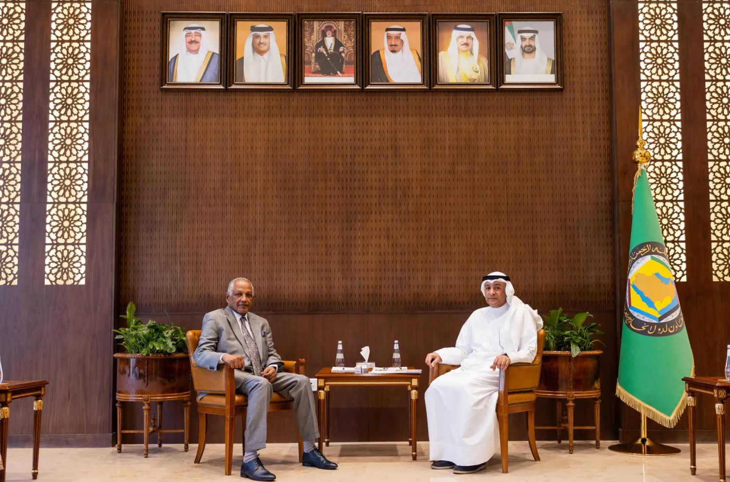 جاسم البديوي الأمين العام لمجلس التعاون لدول الخليج خلال استقباله دفع الله الحاج علي سفير جمهورية السودان لدى السعودية (الشرق الأوسط)