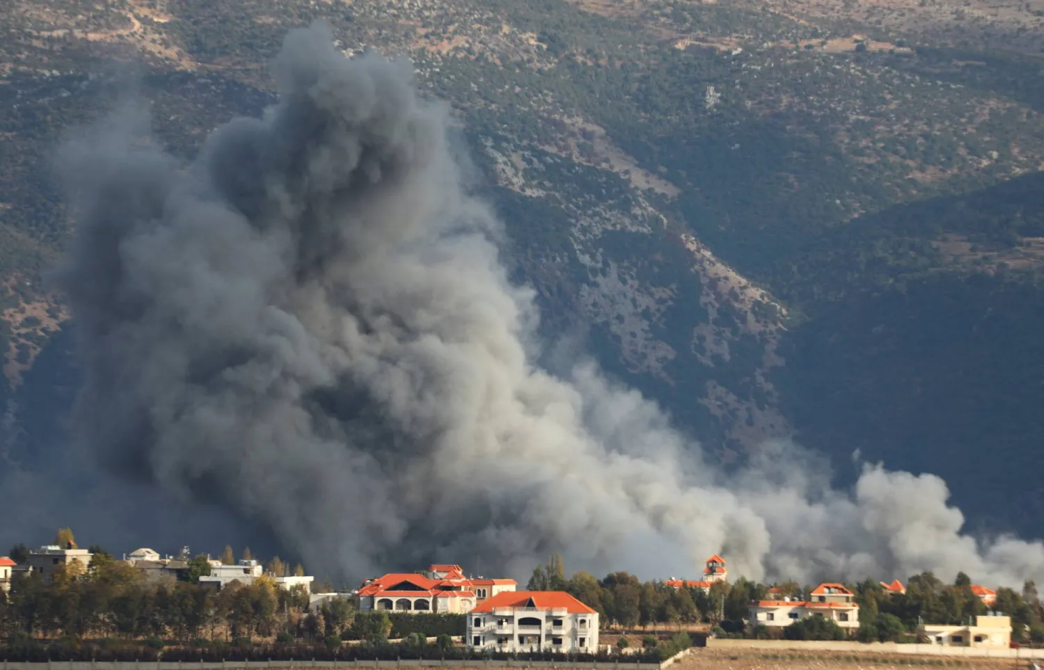 تصاعد دخان جراء غارات إسرائيلية على جنوب لبنان (رويترز)