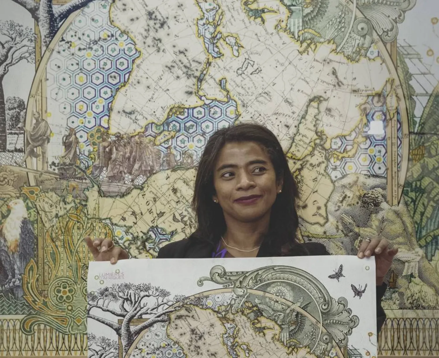 ملالا مع لوحاتها (دليل باريس للمعارض)