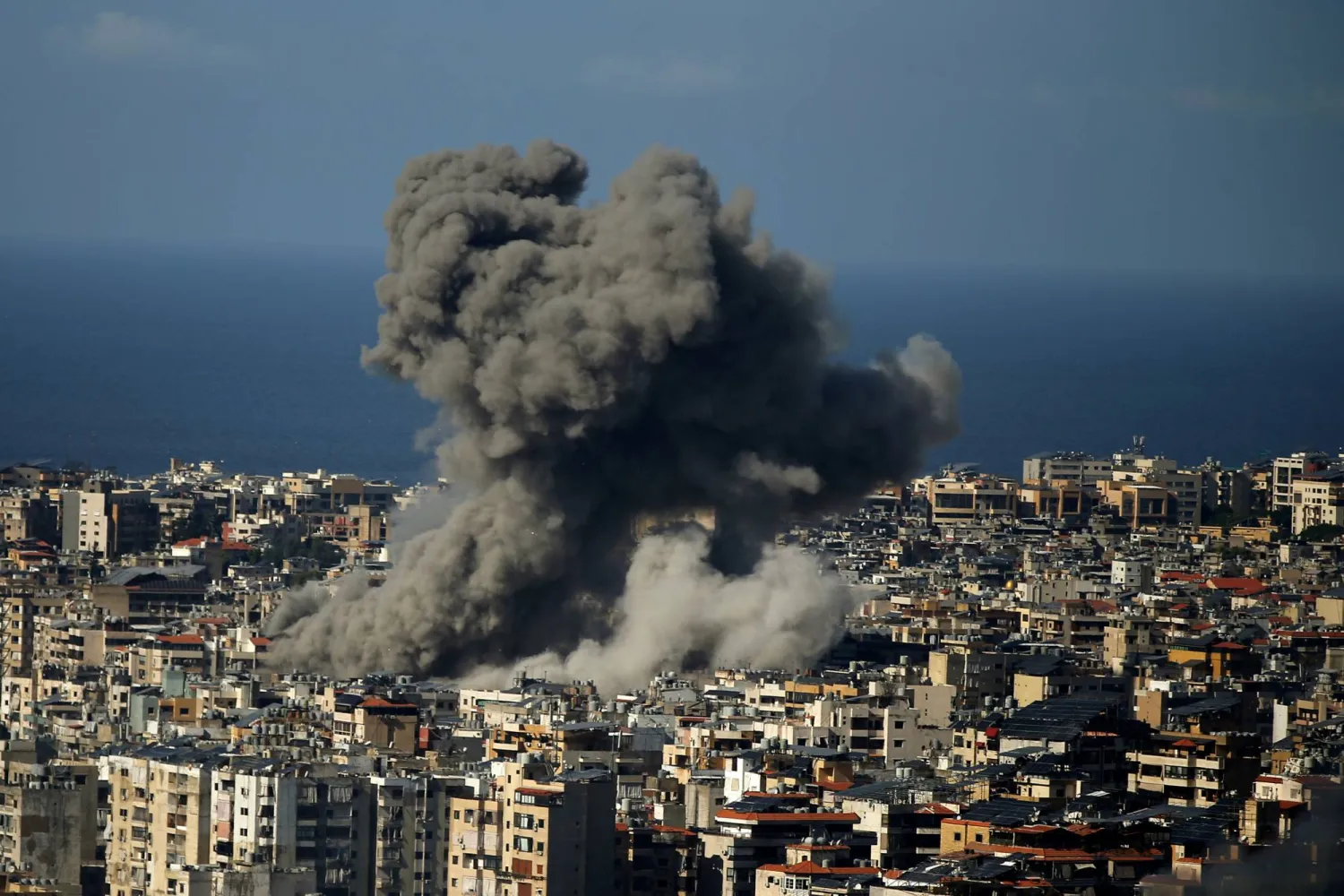 تصاعد الدخان جراء الغارات الإسرائيلية على الضاحية الجنوبية لبيروت (د.ب.أ)