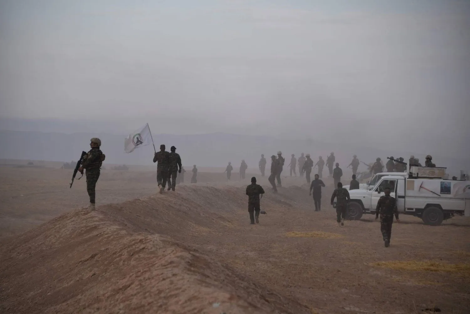 Irak ordusu ve Haşdi Şabi’den oluşan ortak bir güç, Ninova Valiliği'nde DEAŞ üyelerini arıyor (AFP)