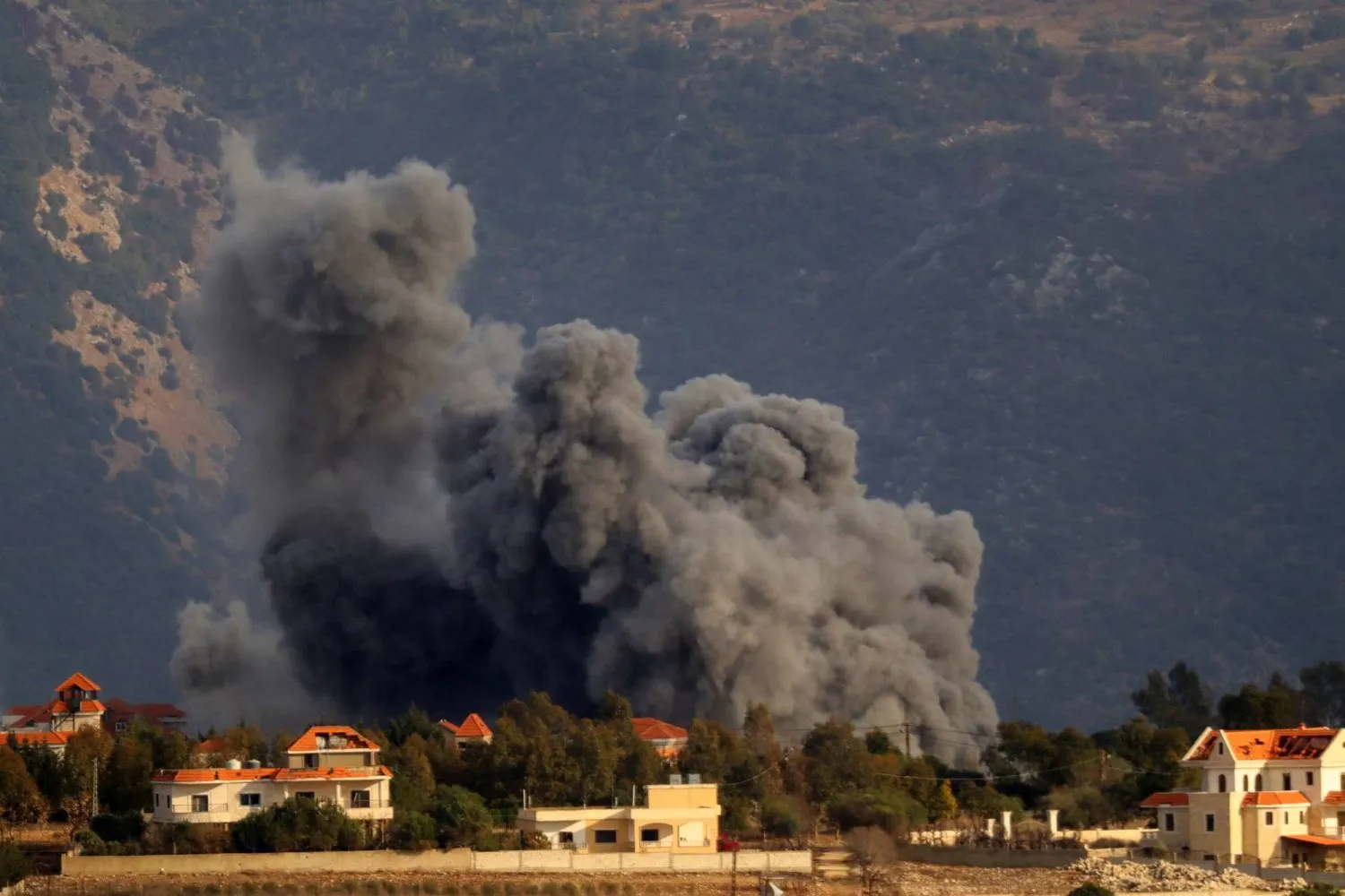  İsrail saldırısı sonrasında Güney Lübnan'daki bir köyden dumanlar yükseliyor (AFP)