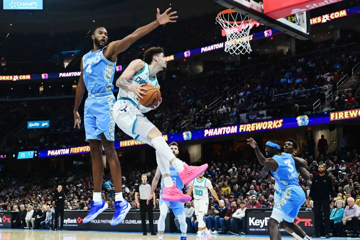 أصبح كافالييرز رابع فريق في تاريخ الدوري يفوز في 15 مباراة منذ بداية الموسم (رويترز)