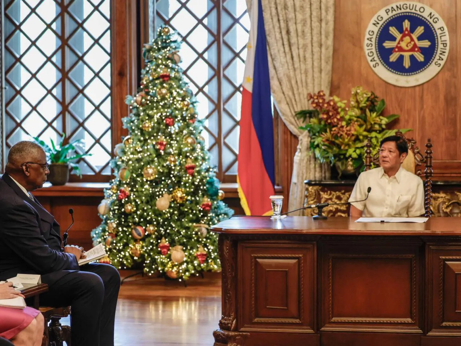 US Secretary of Defense Lloyd Austin (left) with Philippine President Ferdinand Marcos at Malacanang Palace in Manila. Gerard CARREON / POOL/AFP

