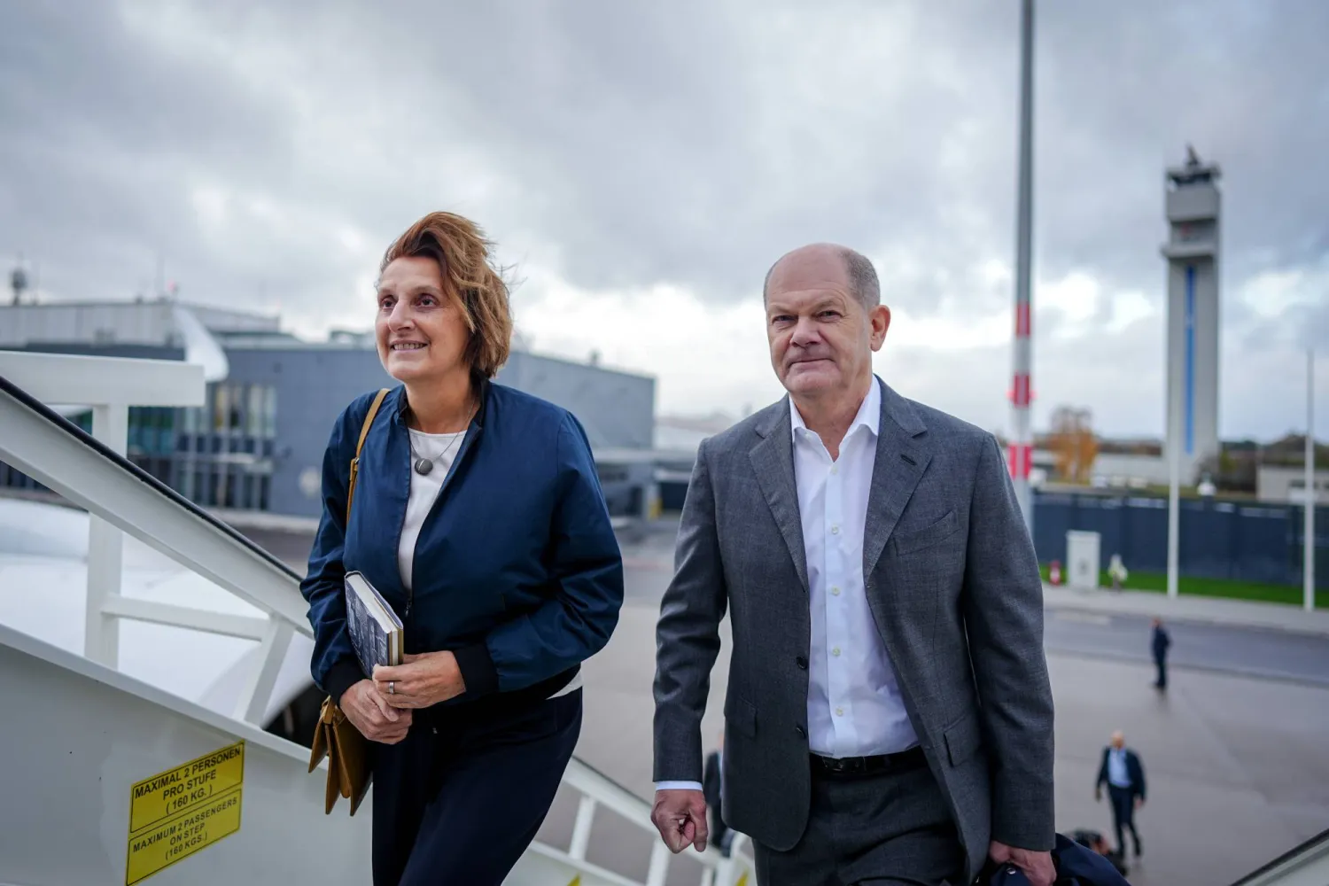 المستشار الألماني أولاف شولتس وزوجته لدى وصولهما إلى البرازيل للمشاركة في «قمة العشرين» الأحد (د.ب.أ)