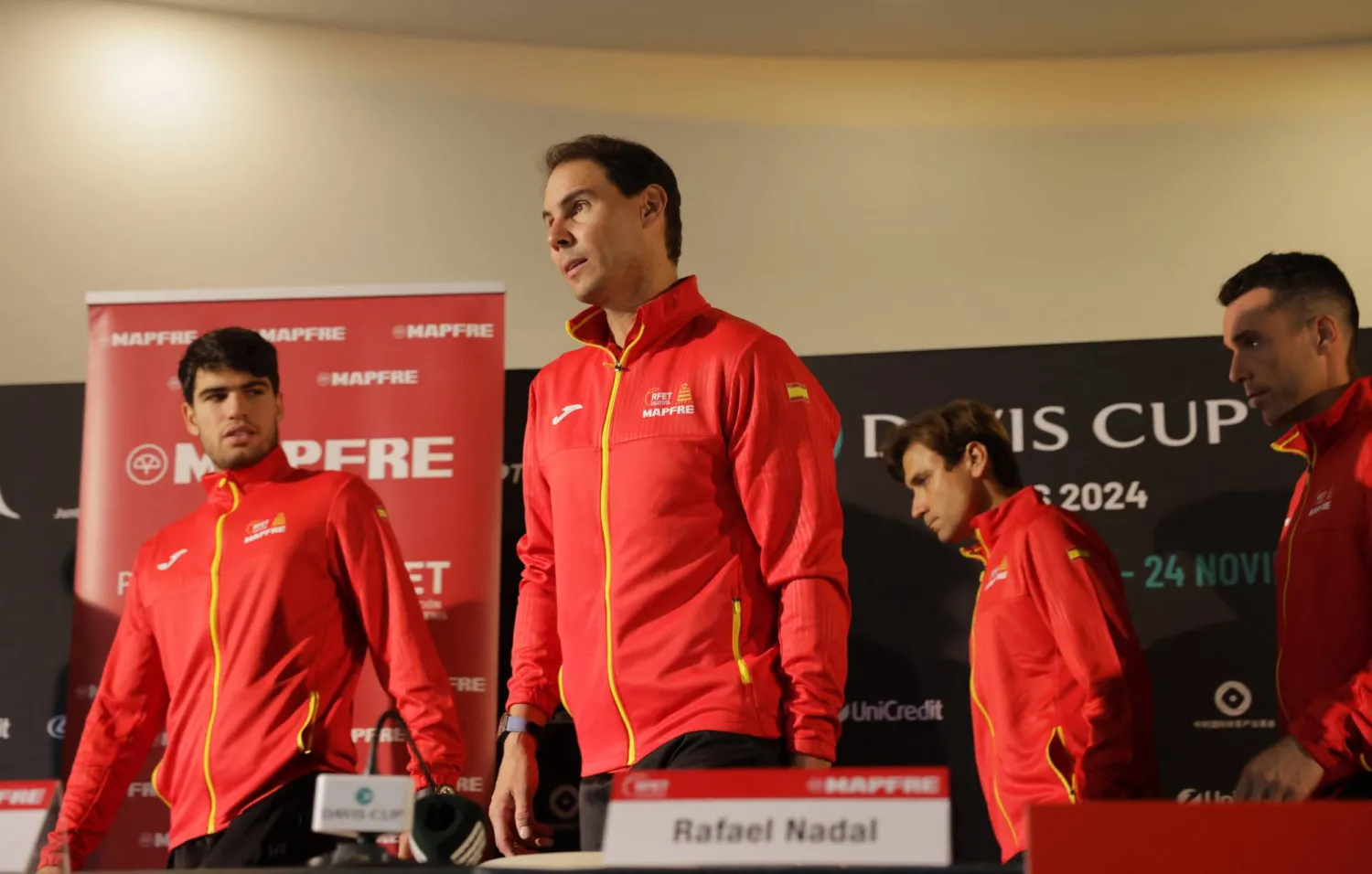 نادال يتقدم لاعبي المنتخب الإسباني للتنس في المؤتمر الصحافي (رويترز)