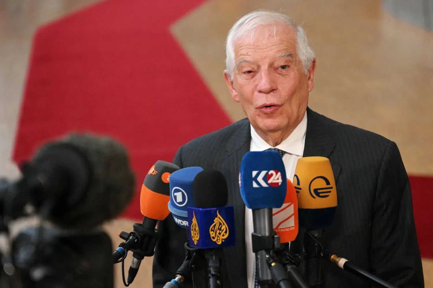 الممثل الأعلى للشؤون الخارجية والسياسة الأمنية في الاتحاد الأوروبي جوزيب بوريل يتحدث إلى الصحافة قبل اجتماع مجلس الشؤون الخارجية في مقر الاتحاد الأوروبي ببروكسل في 18 نوفمبر 2024 (أ.ف.ب)