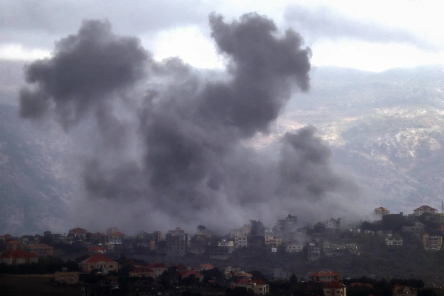 تصاعد الدخان فوق بلدة الخيام بعد غارة جوية إسرائيلية استهدفت القرية الواقعة في جنوب لبنان في 18 نوفمبر 2024 (أ.ف.ب)