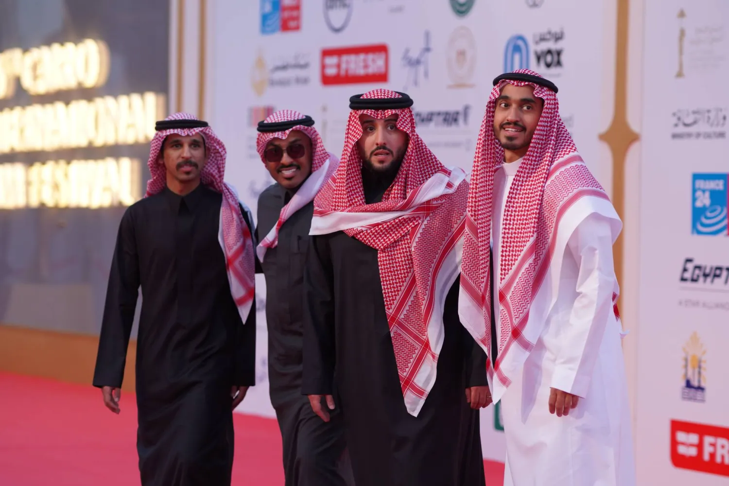 صنّاع الفيلم على السجادة الحمراء بمهرجان القاهرة السينمائي (إدارة المهرجان)