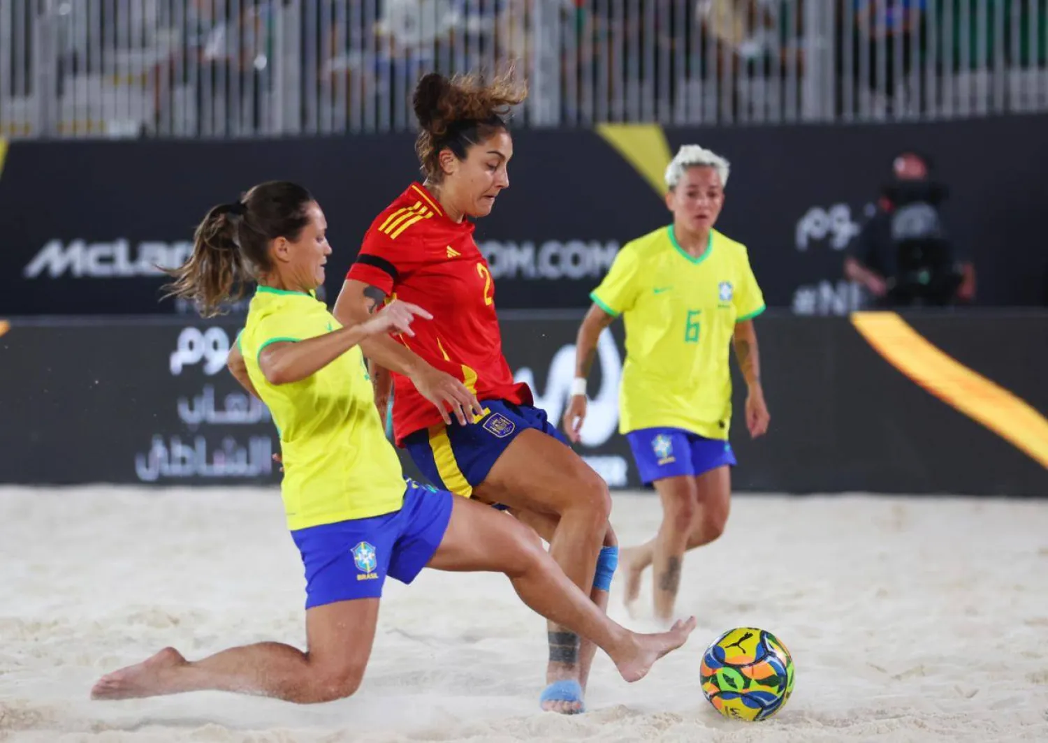 من المباراة التي جمعت سيدات إسبانيا والبرازيل (الشرق الأوسط)