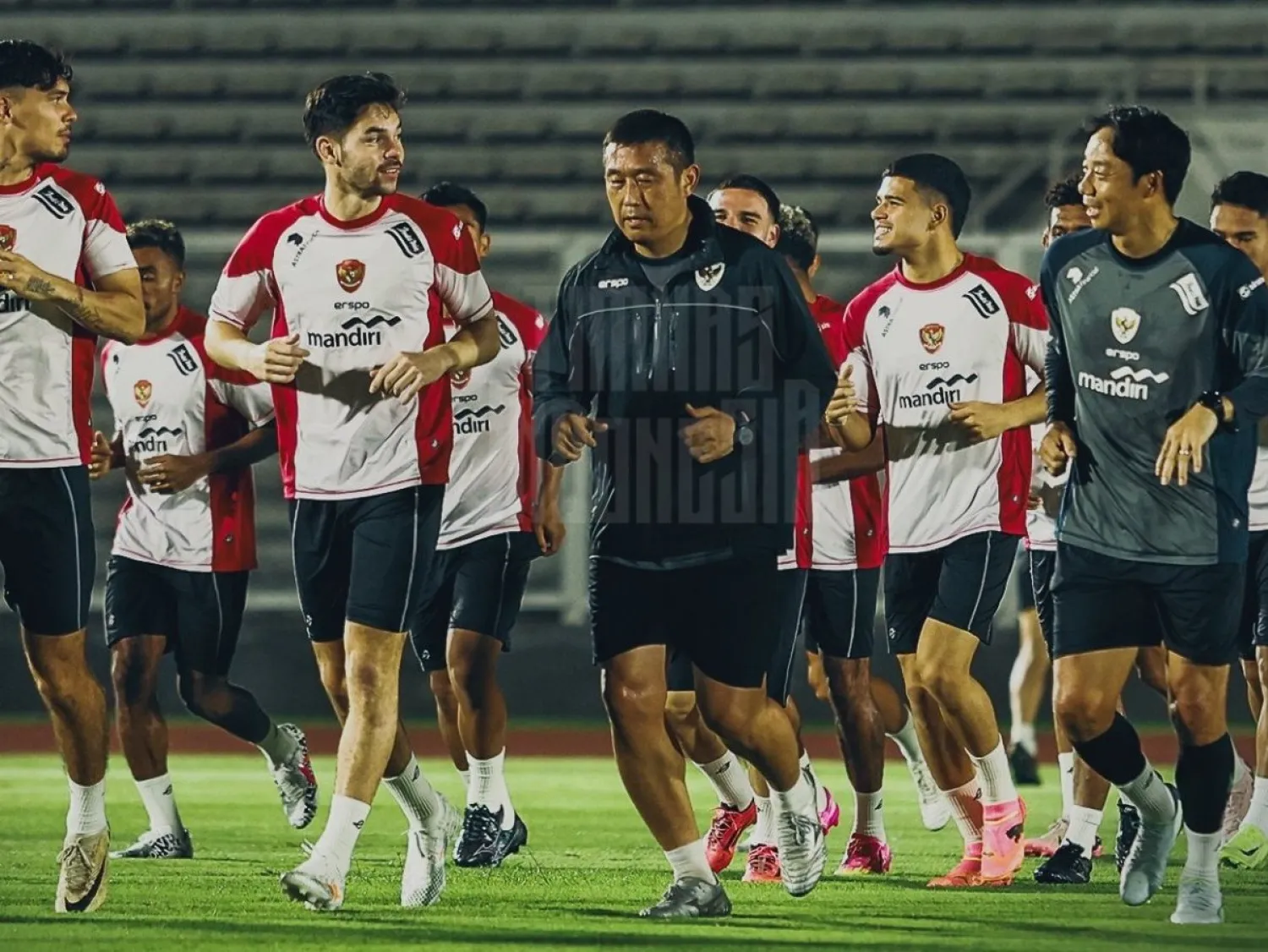 من تدريبات المنتخب الاندونيسي استعدادا للمباراة (الشرق الأوسط)