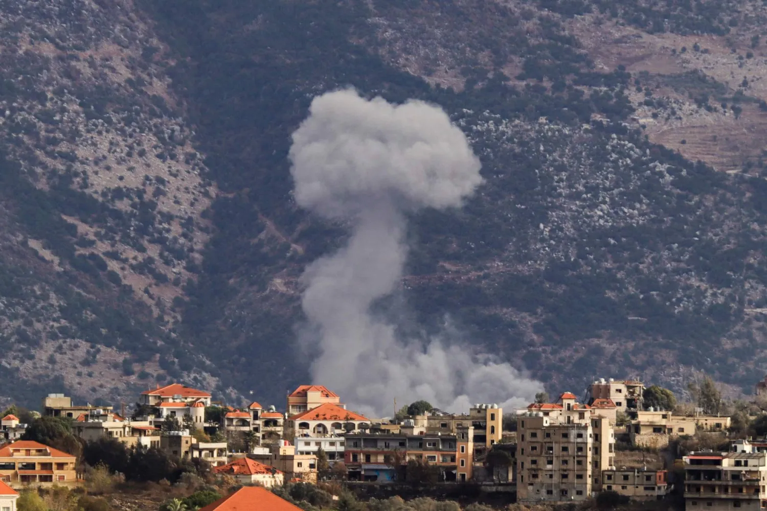 الدخان يتصاعد من مدينة الخيام نتيجة القصف الإسرائيلي (أ.ف.ب)
