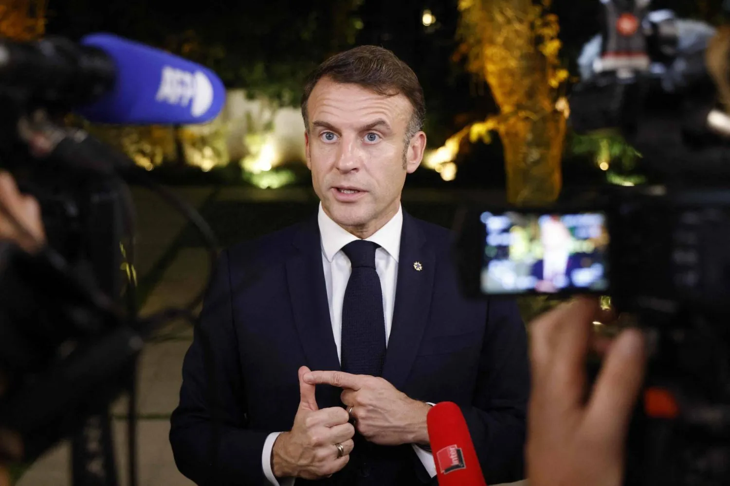 Fransa Cumhurbaşkanı Emmanuel Macron, Rio de Janeiro'da düzenlenen G20 Zirvesi’nin oturum aralarında açıklamalarda bulunuyor. (AFP)