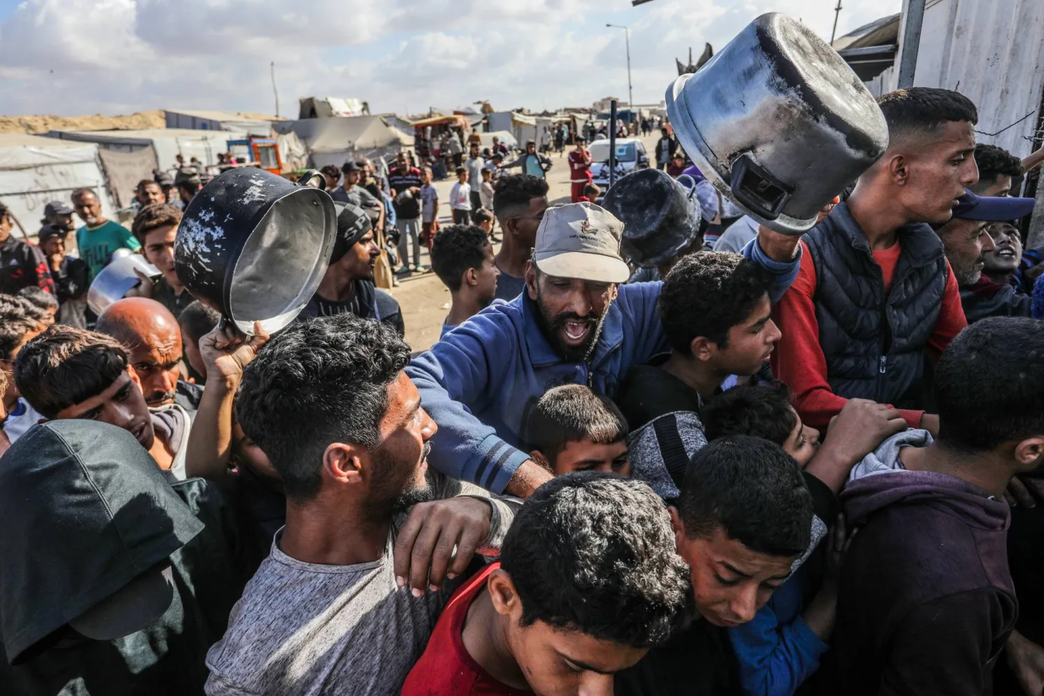 16 November 2024, Palestinian Territories, Khan Younis: Palestinians line up to receive a meal from the World Food Program and The United Nations Relief and Works Agency for Palestine Refugees in the Near East (UNRWA) in Khan Younis. Photo: Abed Rahim Khatib/dpa