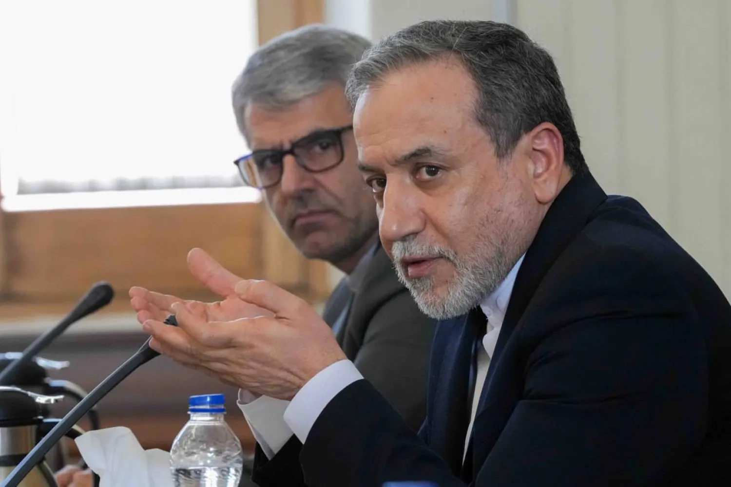 صورة نشرتها الخارجية الإيرانية من لقاء الوزير عباس عراقجي وعلى يمينه المتحدث إسماعيل بقائي مع رؤساء التحرير وسائل إعلام مساء الأحد