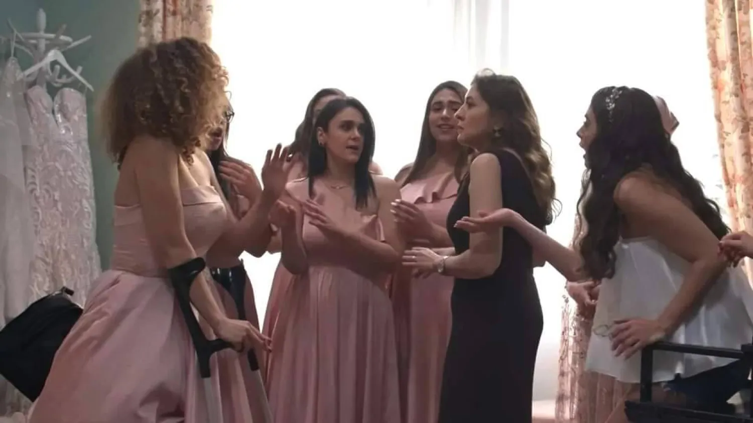 وصيفات العروس يبتهجن في حفل زفافها بالفيلم (القاهرة السينمائي)