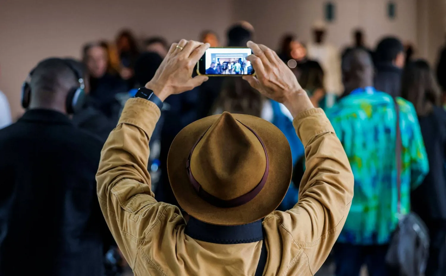 رجل يلتقط صورة باستخدام هاتفه الذكي (رويترز)