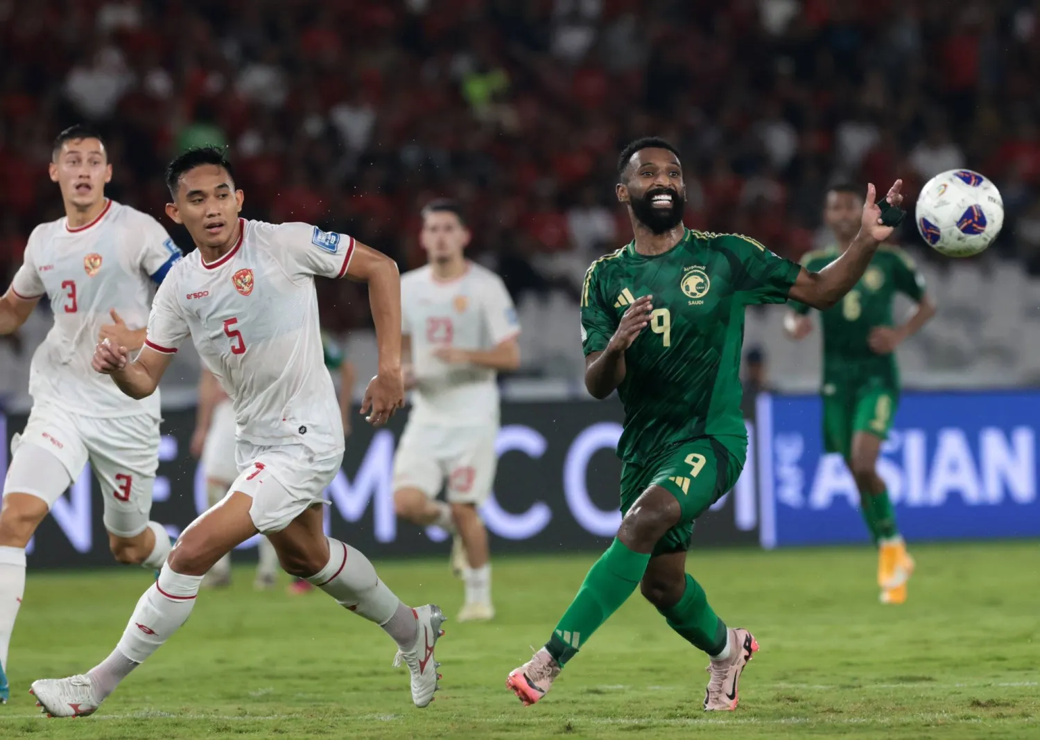 حقق منتخب إندونيسيا انتصاراً تاريخياً أمام الأخضر (إ.ب.أ)