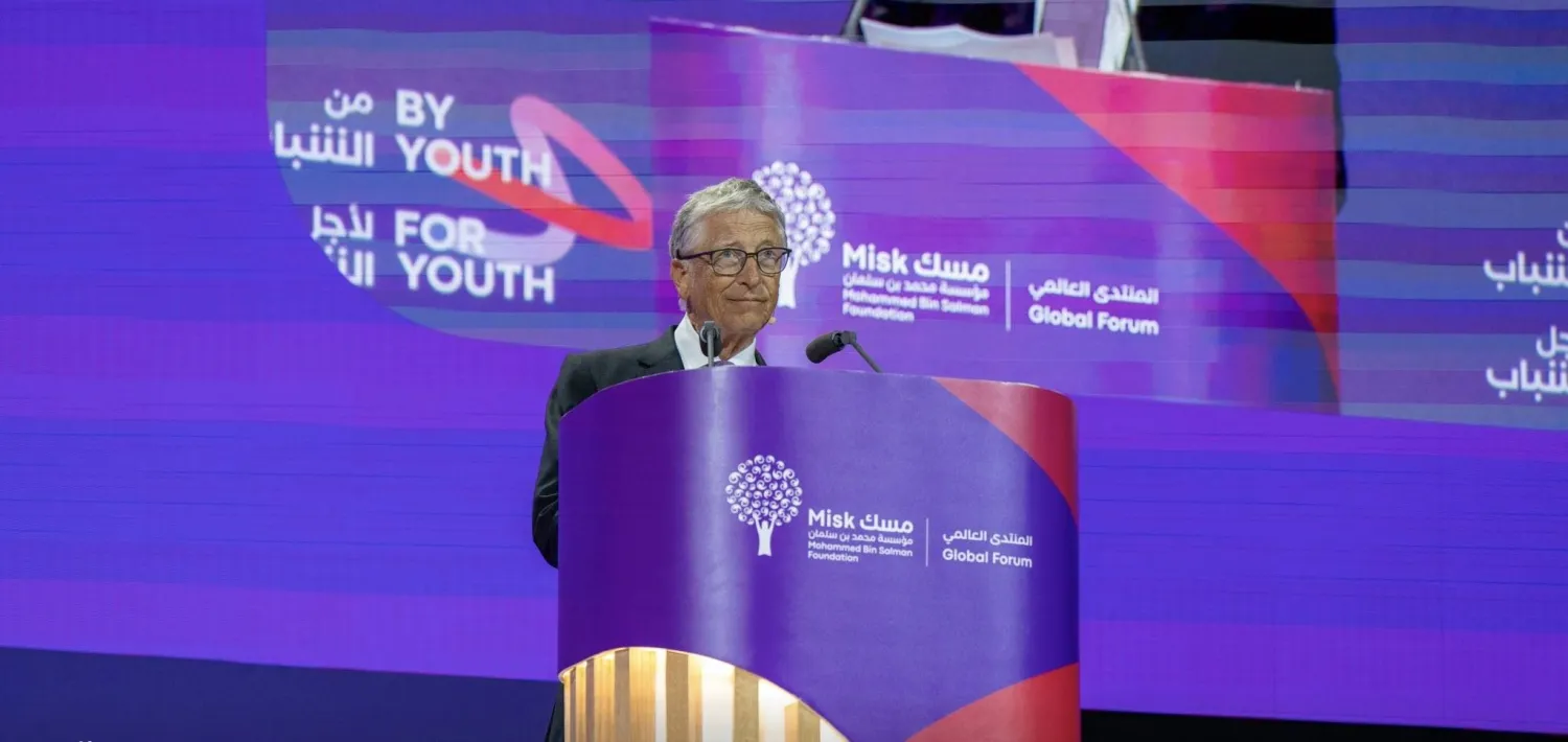 بيل غيتس متحدثاً على منصة المنتدى (مسك)