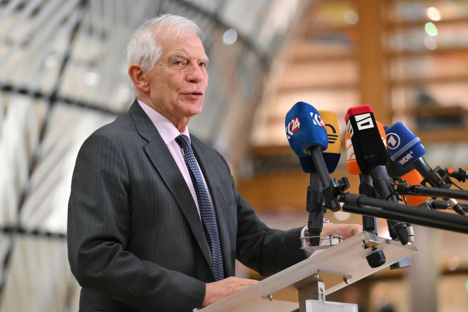 الممثل الأعلى للاتحاد الأوروبي للشؤون الخارجية والسياسة الأمنية جوزيب بوريل يتحدث إلى الصحافة لدى وصوله لحضور اجتماع وزراء دفاع الاتحاد الأوروبي في بروكسل... 19 نوفمبر 2024 (أ.ف.ب)