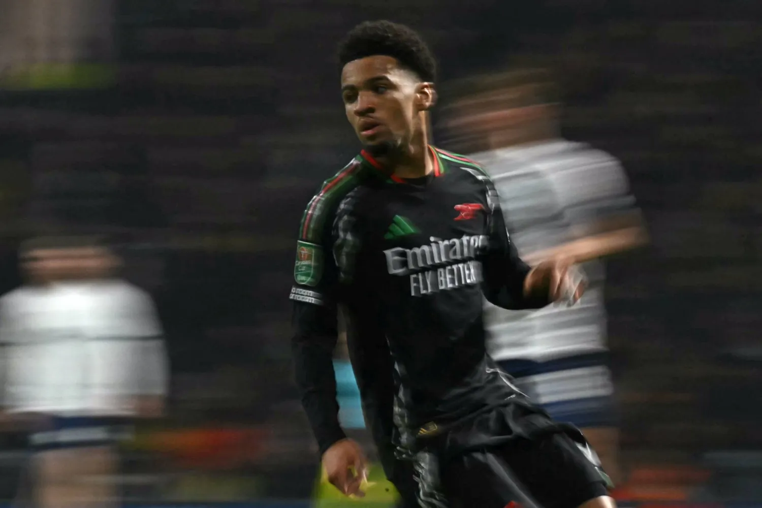 إيثان نوانيري أحد أبناء أكاديمية آرسنال الذين يشاركون الآن مع الفريق الأول (أ.ف.ب)