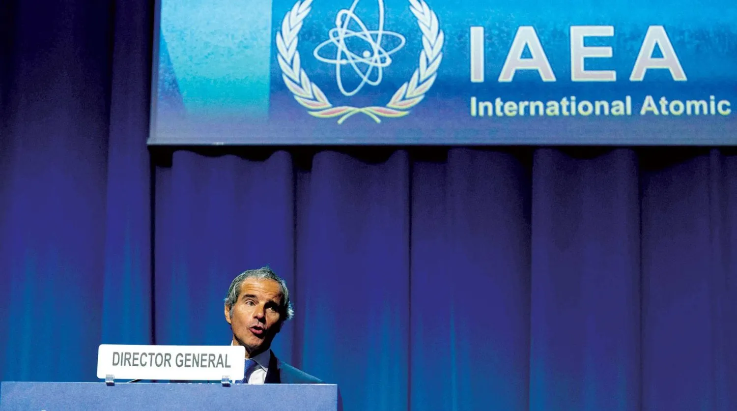 UAEA Genel Direktörü Rafael Grossi, İran'la eski yöntemlerle çalışmanın artık mümkün olmadığını söyledi. (AFP)