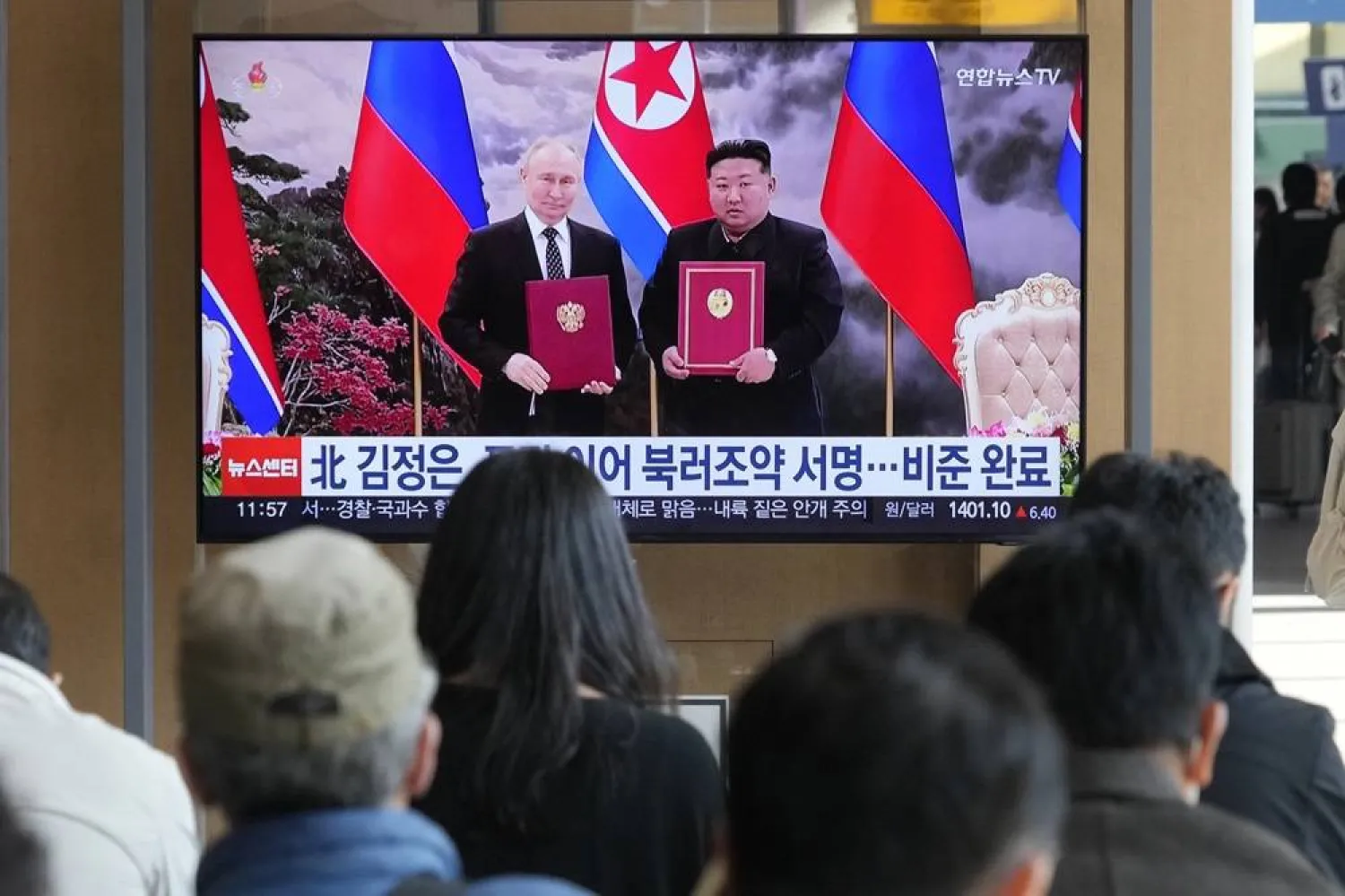  A TV screen shows a file image of North Korean leader Kim Jong Un, right, and Russian President Vladimir Putin in Pyongyang, during a news program at the Seoul Railway Station in Seoul, South Korea, Tuesday, Nov. 12, 2024. (AP)