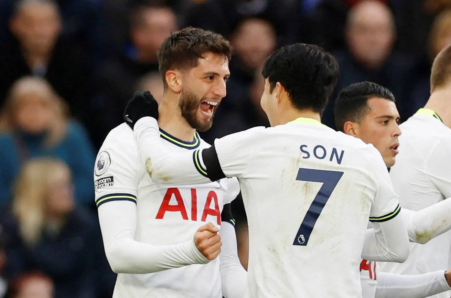 بينتانكور (يسار) وسون (يمين) يحتفلان بأحد الأهداف خلال مواجهات الدوري الإنجليزي (رويترز) 