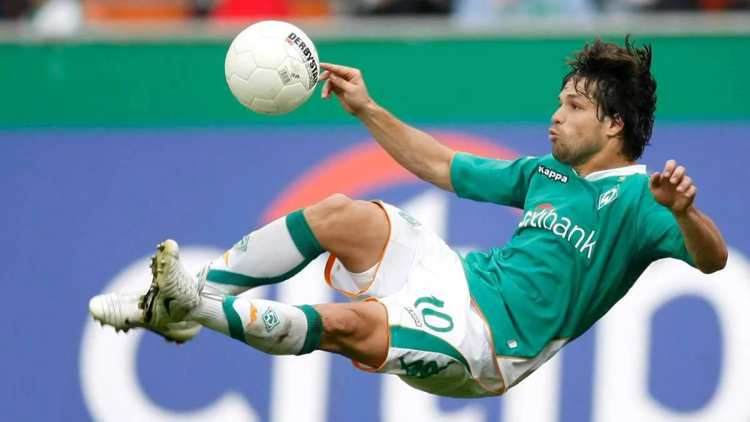 البرازيلي دييغو خلال مشاركته مع فريقه السابق فيردر بريمن الألماني (الشرق الأوسط)