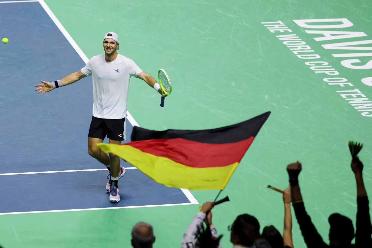 الألماني شتروف يحتفل مع الجماهير بفوزه على الكندي شابوفالوف (د.ب.أ)