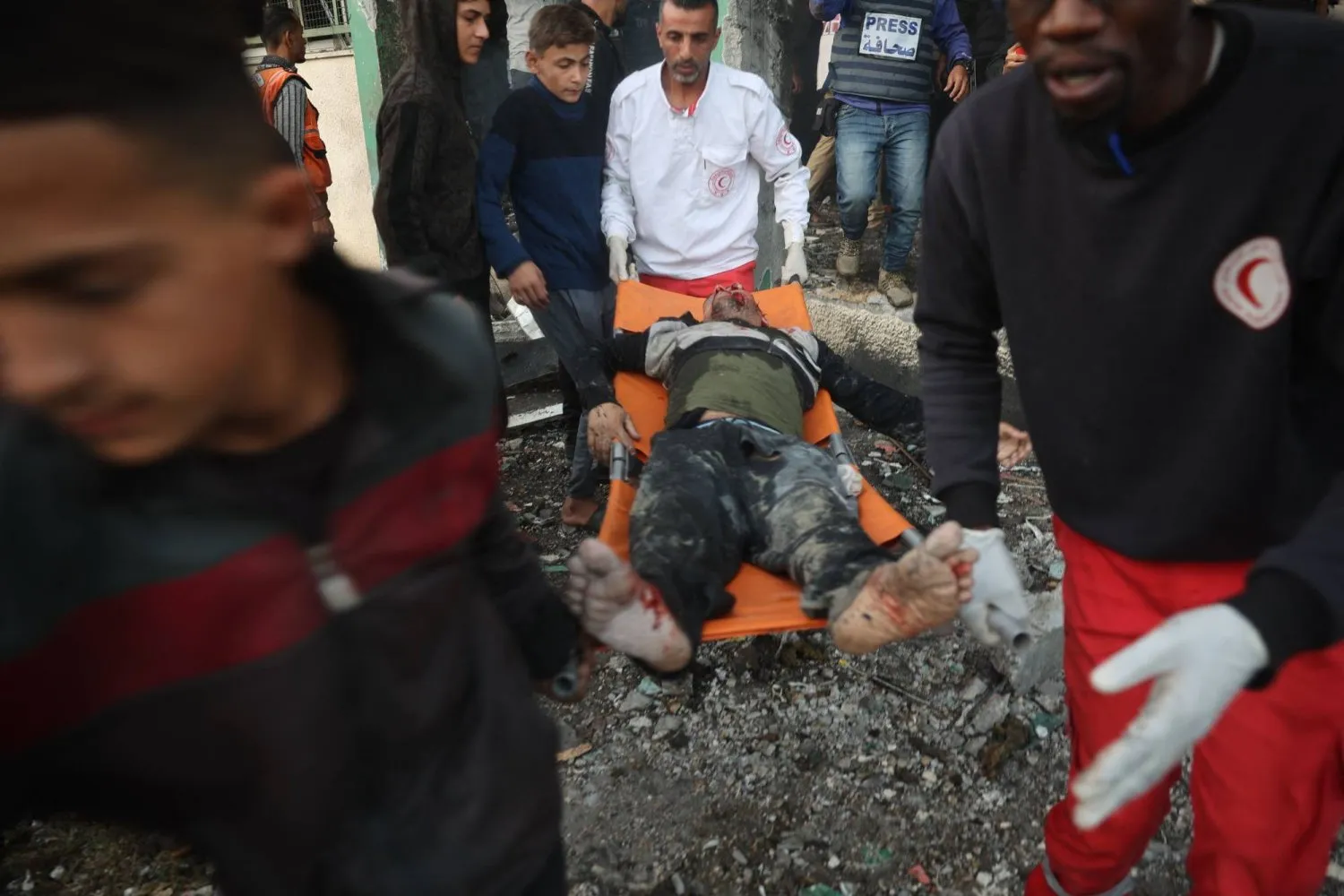 İsrail'in Gazze'yi bombalaması sonucu sağlık görevlileri yaralıları hastaneye naklediyor (AFP)