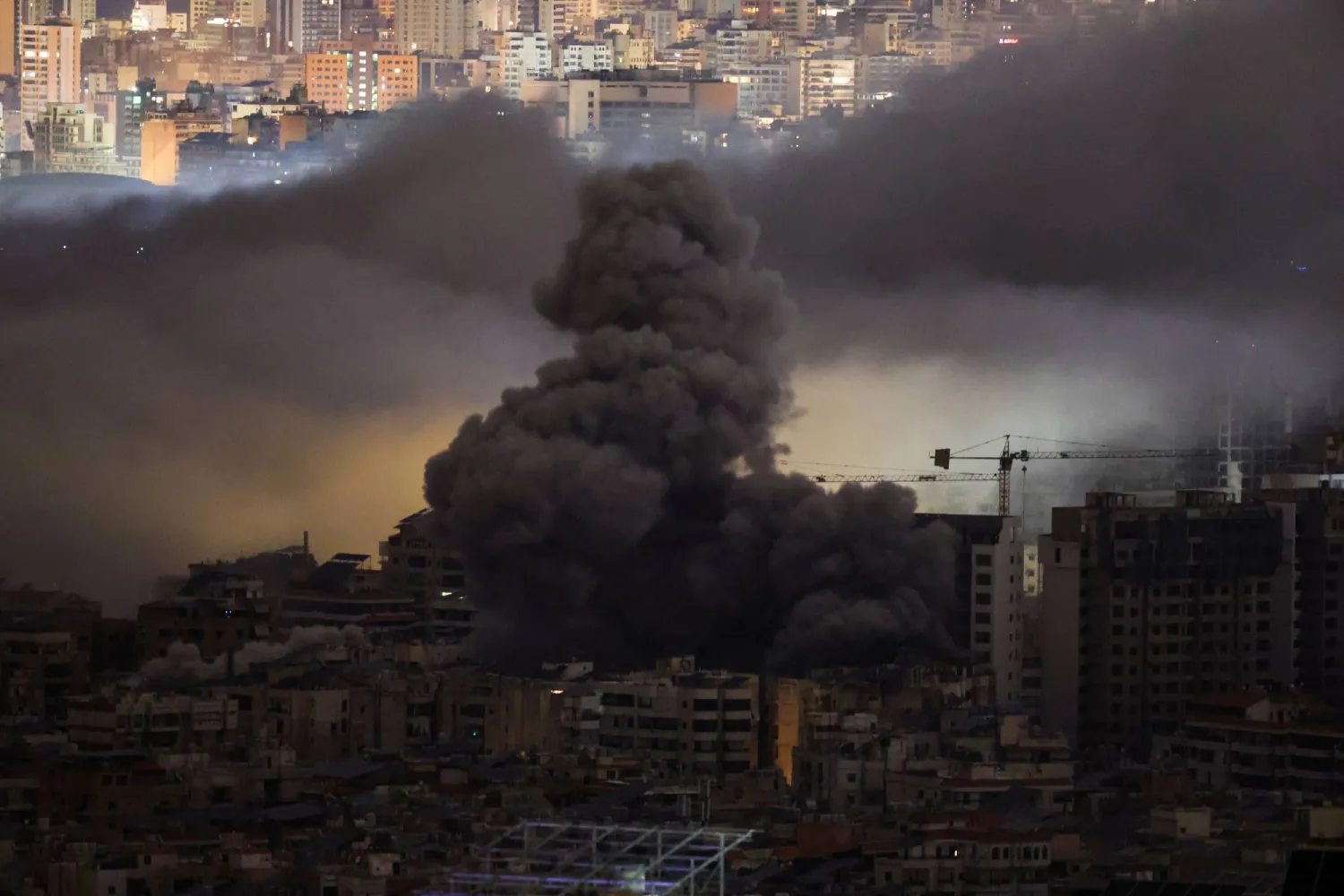 الدخان يتصاعد جراء القصف الإسرائيلي لضاحية بيروت الجنوبية ليلاً (رويترز)