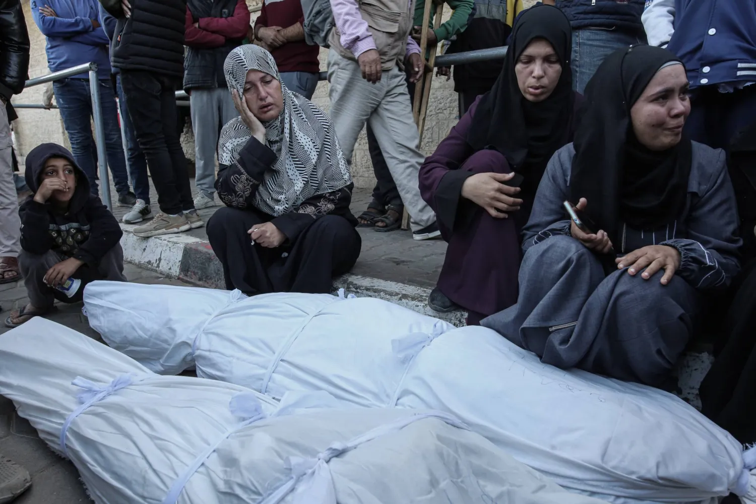 شارك المشيعون في تشييع جثمان فلسطينيين قتلوا في غارة إسرائيلية في مستشفى شهداء الأقصى في دير البلح (د.ب.أ)