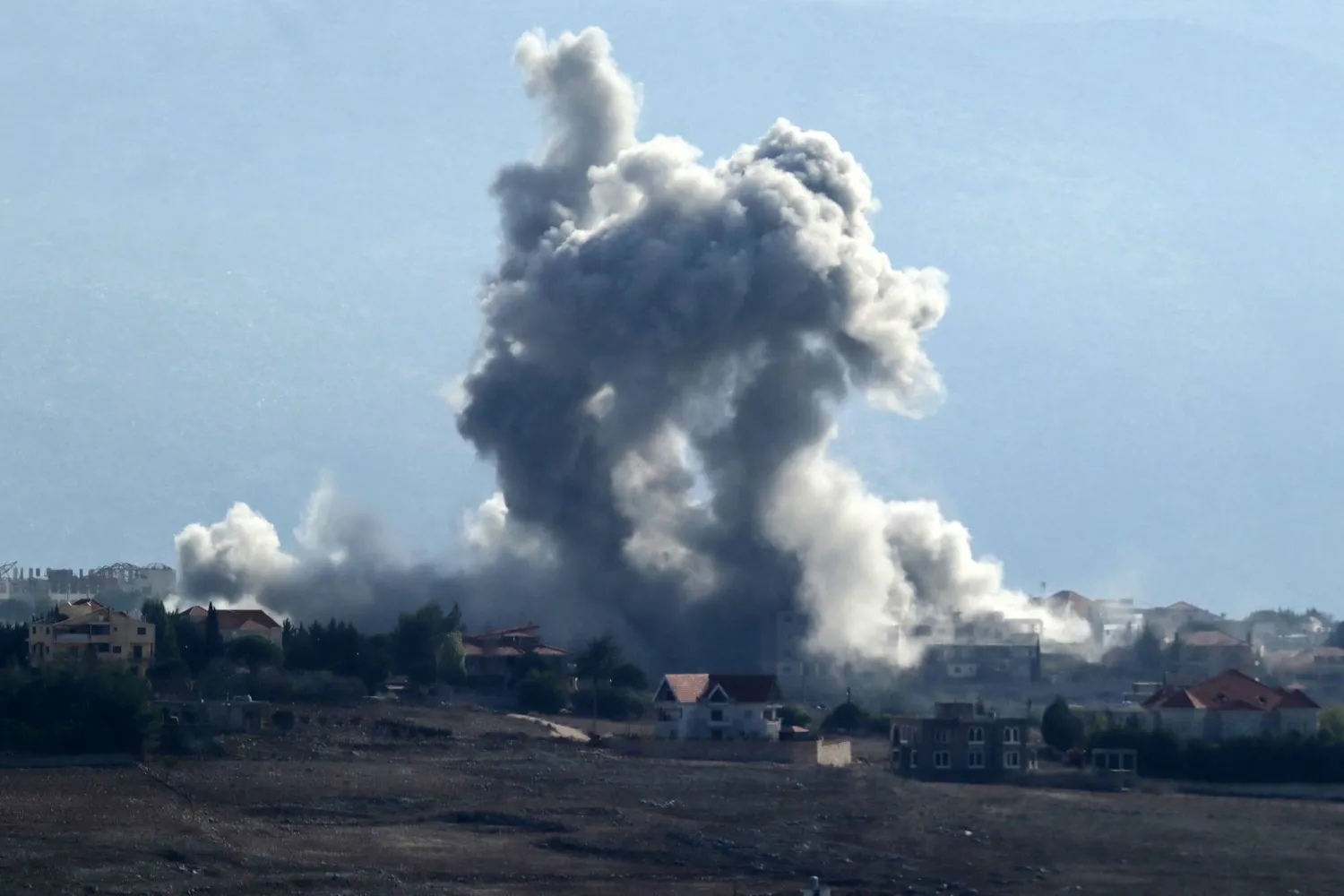 تصاعد الدخان من موقع غارة جوية إسرائيلية استهدفت قرية الخيام الحدودية في جنوب لبنان (أ.ف.ب)
