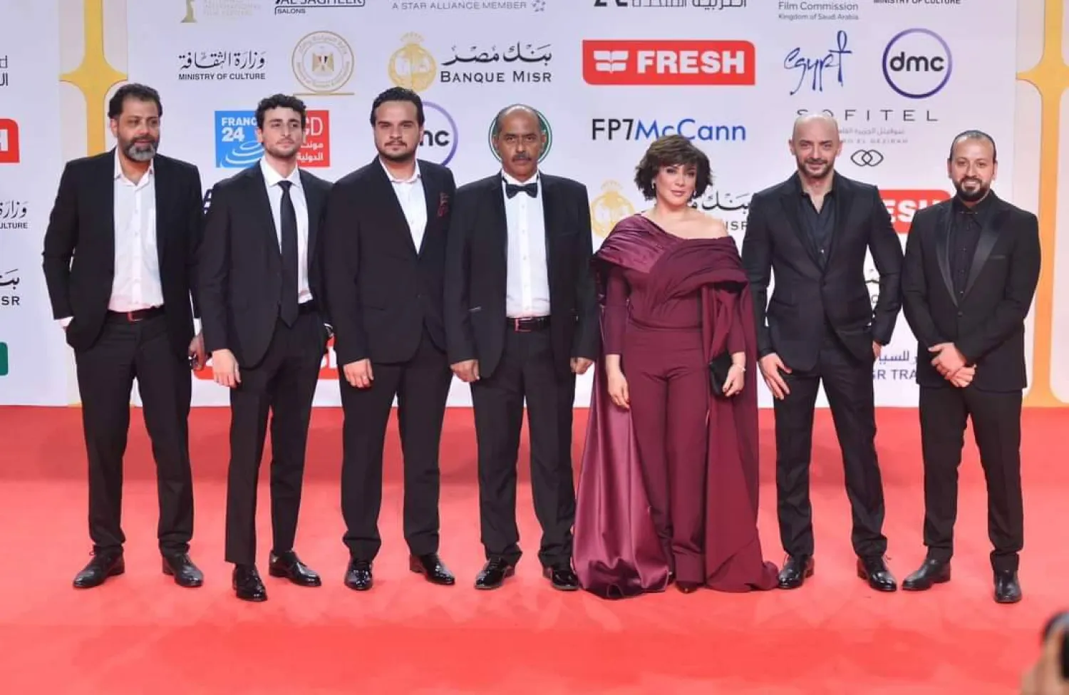 الفنانة السورية سُلاف فواخرجي والمخرج جود سعيد مع فريق الفيلم (القاهرة السينمائي)