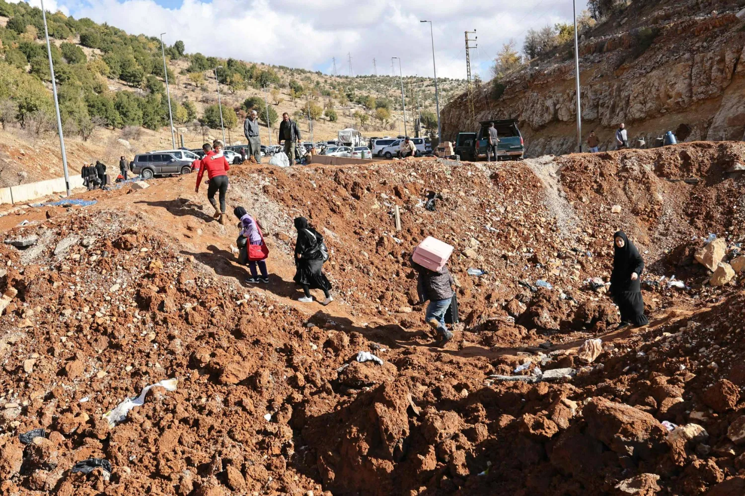 سكان يفرّون بعد غارة إسرائيلية استهدفت منطقة المصنع على الجانب اللبناني من المعبر الحدودي مع سوريا أمس (أ.ف.ب)